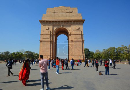 Téléchargez les photos : DELHI INDIA - 11 02 2023 : India Gate or All India War Memorial) est un monument commémoratif de guerre situé près du chemin Kartavya sur le bord est de l '"axe cérémonial" de New Delhi, anciennement appelé chemin du devoir. - en image libre de droit