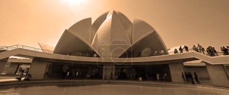 Foto de DELHI INDIA - 02 12 2023: El Templo del Loto, ubicado en Delhi, India, es una Casa de Adoración Bah que fue dedicada en diciembre de 1986. - Imagen libre de derechos