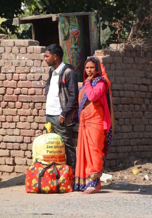 Téléchargez les photos : BIKANER RAJASTHAN INDIA - 02 16 2023 : Homme et femme indiens avec voile coloré et sari - en image libre de droit