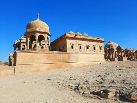 Foto de JAISALMER RAJASTHAN INDIA 02 13 2023: Los cenotafios de Vyas Chhatri son las estructuras más fabulosas de Jaisalmer y una de sus principales atracciones turísticas. - Imagen libre de derechos