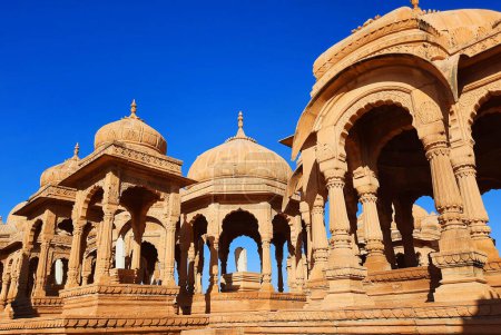 Téléchargez les photos : JAISALMER RAJASTHAN INDIA 02 13 2023 : Les cénotaphes de Vyas Chhatri sont les structures les plus fabuleuses de Jaisalmer, et l'une de ses principales attractions touristiques. - en image libre de droit