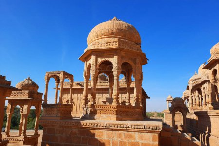 Foto de JAISALMER RAJASTHAN INDIA 02 13 2023: Los cenotafios de Vyas Chhatri son las estructuras más fabulosas de Jaisalmer y una de sus principales atracciones turísticas. - Imagen libre de derechos