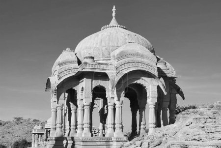 Foto de JAISALMER RAJASTHAN INDIA - 02 13 2023: Los cenotafios de Vyas Chhatri son las estructuras más fabulosas de Jaisalmer y una de sus principales atracciones turísticas. - Imagen libre de derechos