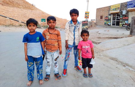 Téléchargez les photos : JAISALMER RAJASTHAN INDE - 02 13 2023 : Portrait d'enfants pauvres Des millions d'enfants indiens vivent dans l'extrême pauvreté, mettant leur vie, ainsi que le développement de leur corps et de leur esprit, en danger. - en image libre de droit