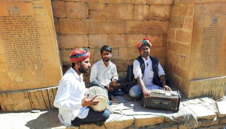 Foto de JAISALMER RAJASTHAN INDIA - 02 13 2023: Músicos callejeros mendigando en la fortaleza de Jaisalmer Rajasthan state India - Imagen libre de derechos
