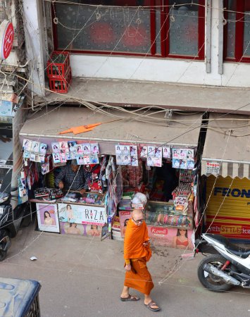 Téléchargez les photos : DELHI INDIA - 03 10 2023 : Un moine bouddhiste tibétain marche dans la rue du marché Chandni Chowk - en image libre de droit