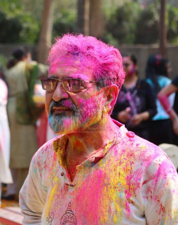 Foto de DELHI INDIA - 02 11 2023: Holi festival de color. Holi colorido festival de pinturas de colores de polvos y polvo. - Imagen libre de derechos