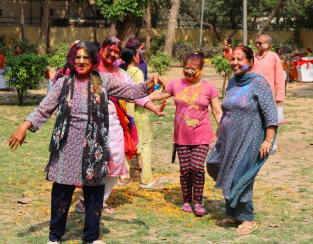 Téléchargez les photos : DELHI INDIA - 02 11 2023 : Holi festival de la couleur. Holi festival coloré de peintures colorées de poudres et de poussière. - en image libre de droit