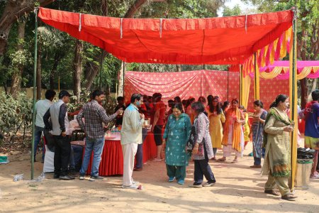 Foto de DELHI INDIA - 02 11 2023: Holi festival de color. Holi colorido festival de pinturas de colores de polvos y polvo. - Imagen libre de derechos