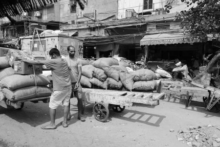 Foto de NUEVA INDIA DELHI - 02 11 2023: Granos, mercado mayorista de especias y exportadores de especias en Delhi. Especias vegetarianas o veganas en el mercado indio, ingredientes nutricionales como nuez moscada, nuez y avellana, pino. - Imagen libre de derechos