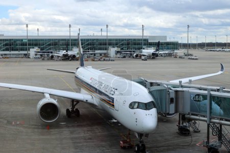 Foto de MUNICH ALEMANIA - 03 10 2023: Avión jet de Singapur estacionado en el aeropuerto de Munich - Imagen libre de derechos