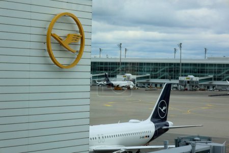 Téléchargez les photos : MUNICH ALLEMAGNE - 03 10 2023 : Avion à réaction Lufthansa stationné à l'aéroport de Munich - en image libre de droit