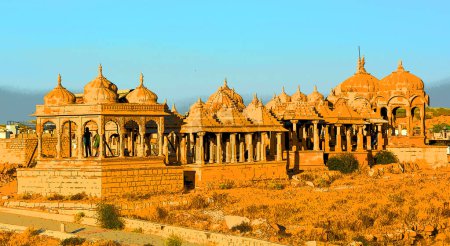 Foto de JAISALMER RAJASTHAN INDIA - 02 13 2023: Ilustración de los cenotafios de Vyas Chhatri aquí están las estructuras más fabulosas de Jaisalmer, y una de sus principales atracciones turísticas. - Imagen libre de derechos