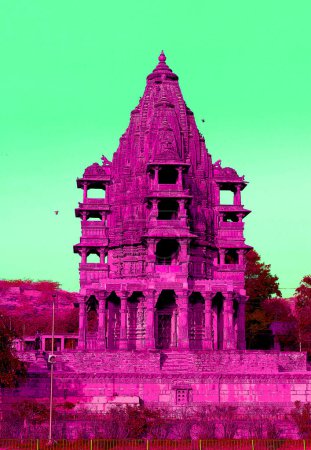 Téléchargez les photos : JODHPUR RAJASTHAN INDIA - 02 14 2023 : Illustration de la structure extérieure de l'ancien temple hindou à Mandore Garden jodhpur city, Rajasthan, Inde - en image libre de droit