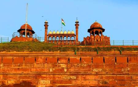 Téléchargez les photos : DELHI INDIA - 02 12 2023 : Illustration du fort rouge est un fort historique dans le quartier Old Delhi de Delhi, qui servait historiquement de résidence principale aux empereurs moghols. Empereur Shah Jahan - en image libre de droit