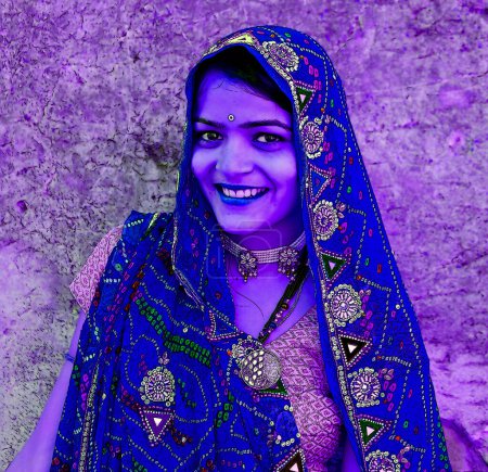 Téléchargez les photos : KUKMBHALGARH RAJASTHAN INDIA - 02 23 2023 : Jeune femme visitant le fort de Kumbhal. Le plus grand facteur derrière la population massive de l'Inde est ses jeunes 650 millions d'Indiens près de la moitié du pays - en image libre de droit