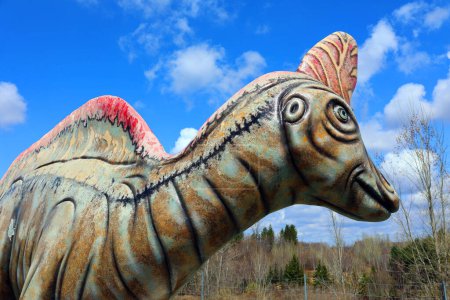 Foto de SAINT-LEONARD-D 'ASTON QUEBEC CANADA - 04 15 2023: Lambeosaurus o lagarto de Lambe es un género de dinosaurio hadrosáurido que vivió hace unos 75 millones de años, en el período Cretácico de América del Norte. - Imagen libre de derechos