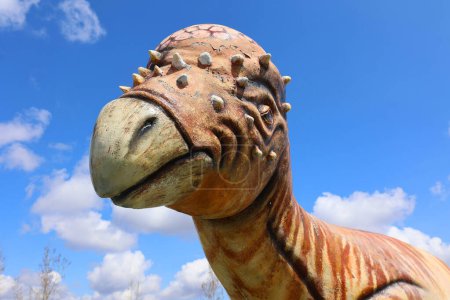 Foto de SAINT-LEONARD-D 'ASTON QUEBEC CANADA - 04 15 2023: Pachycephalosaurus significa "lagarto cabeza gruesa" es un género de dinosaurios paquicefalosáuridos.. - Imagen libre de derechos