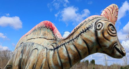 Téléchargez les photos : SAINT-LEONARD-D'ASTON QUÉBEC CANADA - 04 15 2023 : Lambeosaurus or Lambe's lizard est un genre de dinosaures hadrosauridés qui vivait il y a environ 75 millions d'années, au Crétacé de l'Amérique du Nord. - en image libre de droit