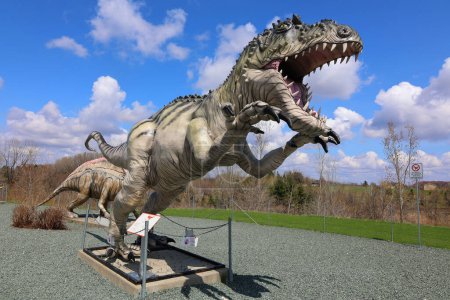 Foto de SAINT-LEONARD-D 'ASTON QUEBEC CANADA - 04 15 2023: Giganotosaurus es un género de dinosaurio terópodo que vivió en lo que hoy es Argentina, durante la temprana edad cenomaniana del Cretácico Superior. - Imagen libre de derechos