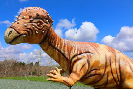 Téléchargez les photos : SAINT-LEONARD-D'ASTON QUÉBEC CANADA - 04 15 2023 : Pachycephalosaurus signifiant "lézard à tête épaisse" est un genre de dinosaures pachycéphalosauridés. - en image libre de droit