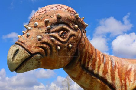 Foto de SAINT-LEONARD-D 'ASTON QUEBEC CANADA - 04 15 2023: Pachycephalosaurus significa "lagarto cabeza gruesa" es un género de dinosaurios paquicefalosáuridos.. - Imagen libre de derechos