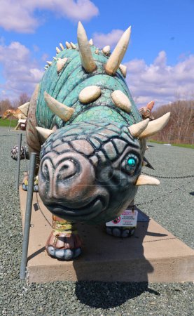 Foto de SAINT-LEONARD-D 'ASTON QUEBEC CANADA - 04 15 2023: Euoplocephalus es un género de dinosaurios anquilosáuridos herbívoros muy grandes que vivieron durante el Cretácico Superior de Canadá.. - Imagen libre de derechos