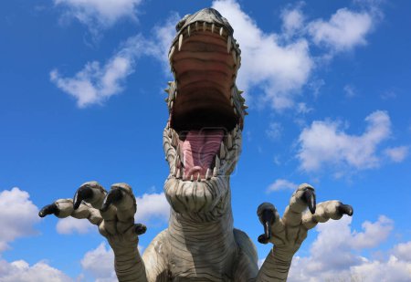 Téléchargez les photos : SAINT-LEONARD-D'ASTON QUÉBEC CANADA - 04 15 2023 : Giganotosaurus est un genre de dinosaures théropodes qui vivait dans ce qui est aujourd'hui l'Argentine, au début du Cénomanien de la période du Crétacé supérieur. - en image libre de droit