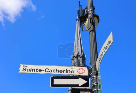 Foto de MONTREAL QUEBEC CANADA - 05 09 2023: Señal de Sainte-Catherine Street es la arteria comercial principal del centro de Montreal y Saint Denis Street signo es una importante vía norte-sur en Montreal - Imagen libre de derechos