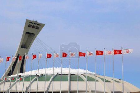 Foto de MONTREAL QUEBEC CANADA - 05 09 2023: Montreal Olympic Stadium and tower, Es la torre inclinada más alta del mundo.Tour OlympiC tiene 175 metros de altura y un ángulo de 45 grados - Imagen libre de derechos