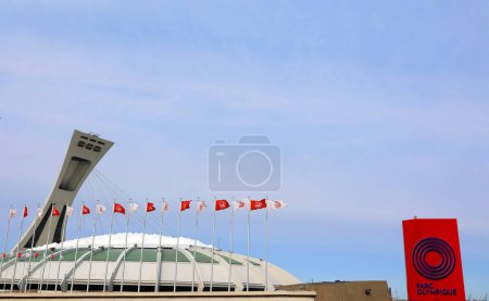 Foto de MONTREAL QUEBEC CANADA - 05 09 2023: Montreal Olympic Stadium and tower, Es la torre inclinada más alta del mundo.Tour OlympiC tiene 175 metros de altura y un ángulo de 45 grados - Imagen libre de derechos