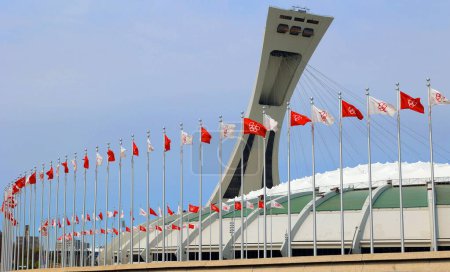 Téléchargez les photos : MONTRÉAL QUÉBEC CANADA - 05 09 2023 : Stade olympique de Montréal et sa tour, C'est la plus haute tour inclinée au monde.Tour OlympiC mesure 175 mètres de haut et à un angle de 45 degrés - en image libre de droit