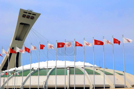 Téléchargez les photos : MONTRÉAL QUÉBEC CANADA - 05 09 2023 : Stade olympique de Montréal et sa tour, C'est la plus haute tour inclinée au monde.Tour OlympiC mesure 175 mètres de haut et à un angle de 45 degrés - en image libre de droit