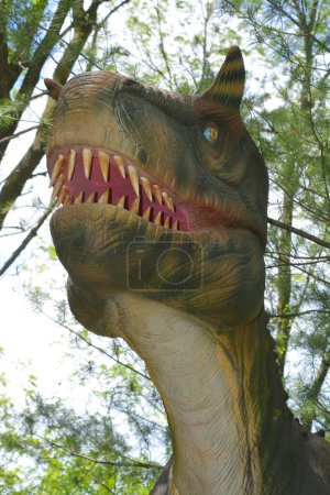 Foto de GRANBY QUEBEC CANADA - 05 12 2017: Albertosaurus es un género de dinosaurios terópodos tiranosáuridos que vivieron en el oeste de Norteamérica durante el período Cretácico Superior. - Imagen libre de derechos