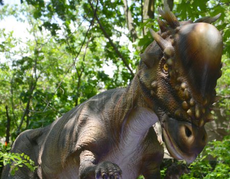 Téléchargez les photos : GRANBY QUEBEC CANADA - 05 12 2017 : Pachycephalosaurus est un genre de dinosaures pachycéphalosauridés - en image libre de droit