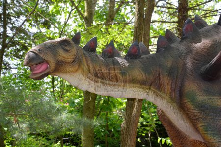 Foto de GRANBY QUEBEC CANADA - 05 12 17: Tuojiangosaurus El lagarto del río Tuo es un género de dinosaurio estegosaurio herbívoro del período Jurásico Tardío de la Formación Shaximiao Superior Sichuan Preriod. - Imagen libre de derechos