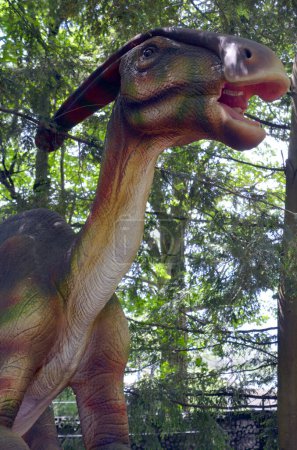 Foto de GRANBY QUEBEC CANADA - 05 12 2017: Parasaurolophus "near crested lizard" en referencia a Saurolophus es un género de dinosaurio ornitópodo hadrosáurido herbívoro - Imagen libre de derechos