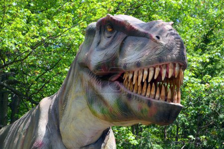 Foto de GRANBY QUEBEC CANADA - 05 12 2017: Tyrannosaurus es un género de dinosaurios terópodos grandes. La especie Tyrannosaurus rex o T-Rex, es uno de los terópodos mejor representados - Imagen libre de derechos