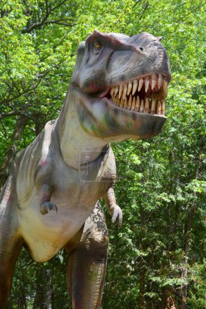 Foto de GRANBY QUEBEC CANADA - 05 12 2017: Tyrannosaurus es un género de dinosaurios terópodos grandes. La especie Tyrannosaurus rex o T-Rex, es uno de los terópodos mejor representados - Imagen libre de derechos