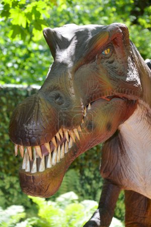Téléchargez les photos : GRANBY QUEBEC CANADA - 05 12 17 : Spinosaurus spine lizard est un genre de dinosaure spinosauridé qui vivait maintenant en Afrique du Nord au cours des stades cénomanien à turonien supérieur de la période du Crétacé tardif - en image libre de droit