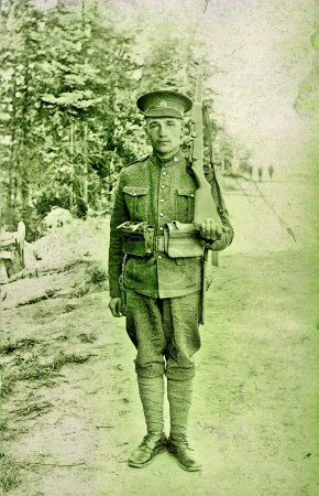 Téléchargez les photos : GRANDE-BRETAGNE - CIRCA 1916 : Photo de soldat canadien vintage pendant la Première Guerre mondiale. Plus de 650 000 Canadiens et Terre-Neuviens ont servi dans cette guerre, alors appelée la Grande Guerre. - en image libre de droit