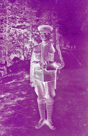 Foto de GRAN BRETAÑA - CIRCA 1916: Foto de soldado canadiense vintage durante la Primera Guerra Mundial. Más de 650.000 canadienses y terratenientes sirvieron en esta guerra, entonces llamada La Gran Guerra. - Imagen libre de derechos