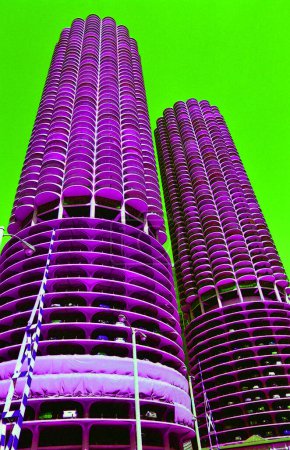 Foto de CHICAGO ILLINOIS ESTADOS UNIDOS - 06 23 2003; Torres Marina construidas sobre el río Chicago con su estética redonda segmentada que se asemeja a la de un letrero de mazorca de maíz ilustración icono de fondo - Imagen libre de derechos
