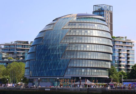 Téléchargez les photos : LONDRES ROYAUME-UNI - 06 19 2023 : London City Hall Building in London. Le bâtiment a une forme inhabituelle et bulbeuse, censée réduire sa surface et ainsi améliorer l'efficacité énergétique - en image libre de droit