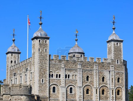 Foto de LONDRES REINO UNIDO - 06 19 2023: Palacio Real de la Majestad y fortaleza, más comúnmente conocida como la Torre de Londres, es un castillo histórico en la orilla norte del río Támesis en el centro de Londres - Imagen libre de derechos