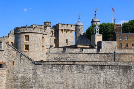 Foto de LONDRES REINO UNIDO - 06 19 2023: Palacio Real de la Majestad y fortaleza, más comúnmente conocida como la Torre de Londres, es un castillo histórico en la orilla norte del río Támesis en el centro de Londres - Imagen libre de derechos