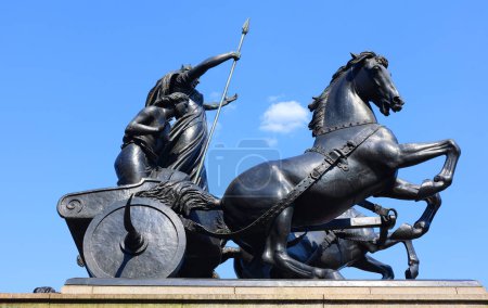 Téléchargez les photos : LONDRES ROYAUME-UNI - 06 19 2023 : Boadicea et ses filles est un groupe sculptural de bronze à Londres représentant Boudica, reine de la tribu celtique des Icènes, qui a mené un soulèvement en Grande-Bretagne romaine - en image libre de droit
