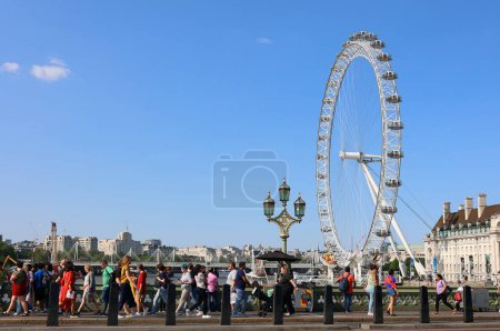 Téléchargez les photos : LONDRES ROYAUME-UNI - 06 19 2023 : London Eye, ou la roue du Millénaire, est une roue d'observation en porte-à-faux située sur la rive sud de la Tamise à Londres. C'est la plus haute roue d'observation d'Europe - en image libre de droit