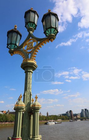 Foto de LONDRES REINO UNIDO - 06 19 2023: Las lámparas de puente de Westminster, las hermosas lámparas octogonales en el puente se conocen como triple lámpara de renacimiento gótico - Imagen libre de derechos