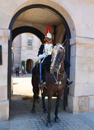 Foto de LONDRES REINO UNIDO 06 19 2023: Un guardia montado en la entrada de Horse Guards Parade ground, la entrada oficial al Palacio de Buckingham, Whitehall - Imagen libre de derechos